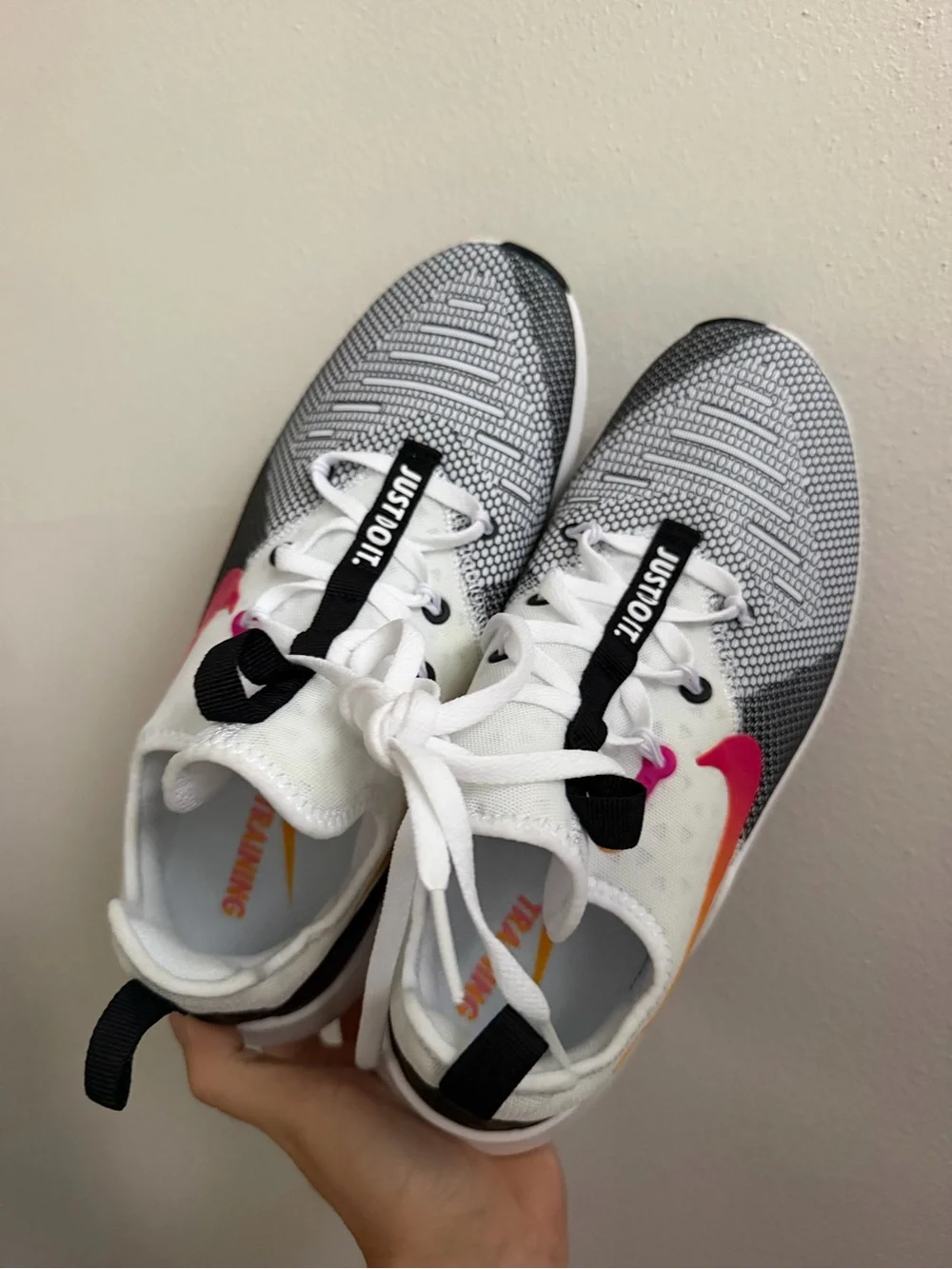 The Nike Wmns Free TR 8’ Laser Fuschia Shoes in size 8.5 are stylish and comfort